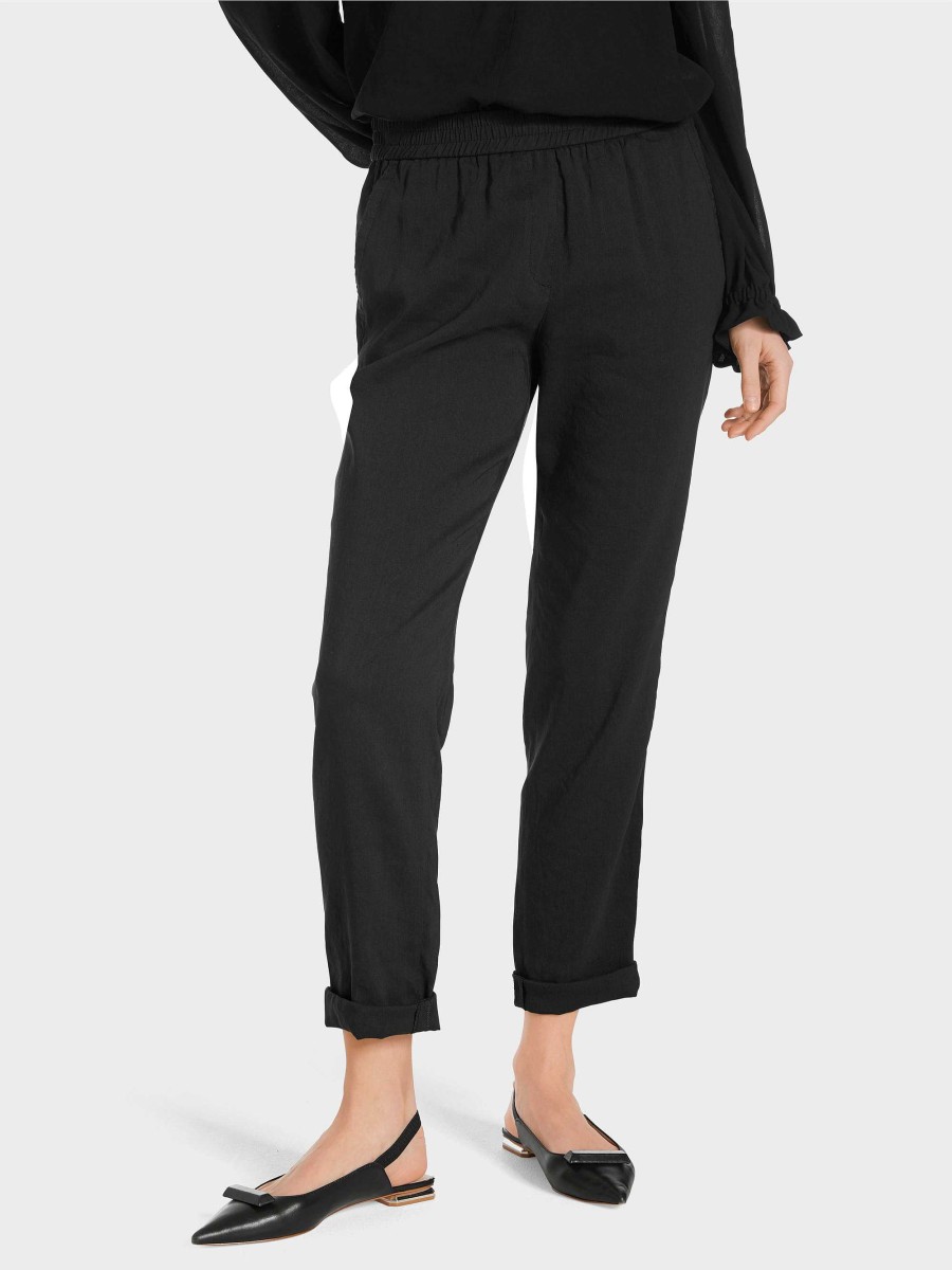 Marc Cain Roanne Model With A Relaxed Fit Pants